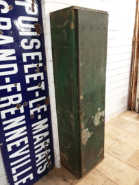 Oude smalle lockerkast