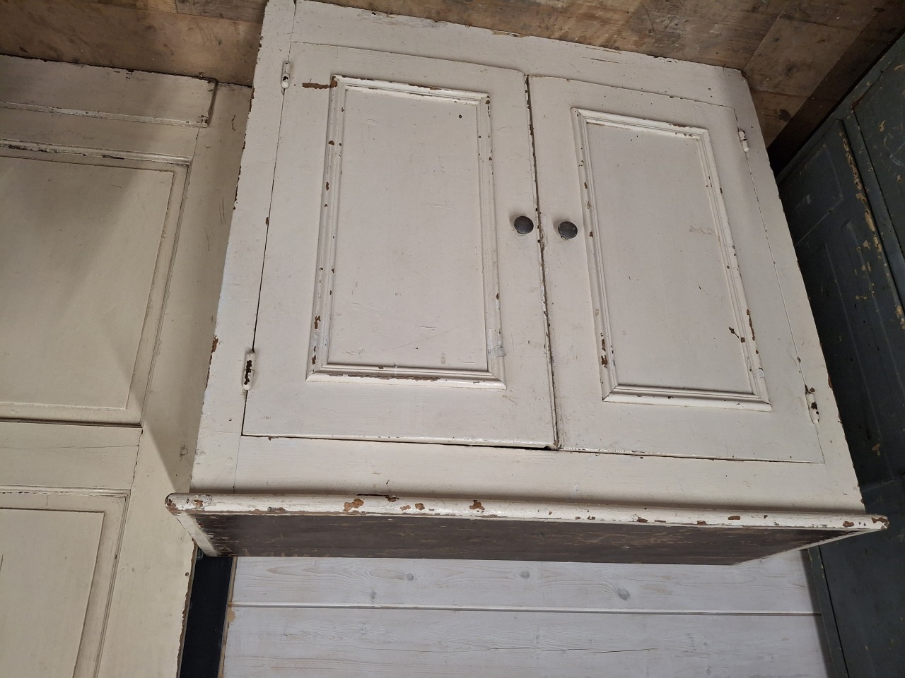 Oude witte kast