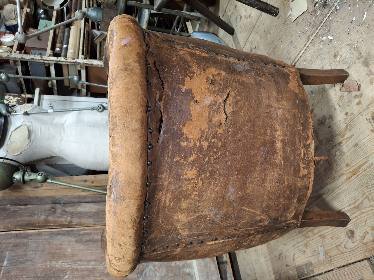 Oude schaapsleren fauteuil