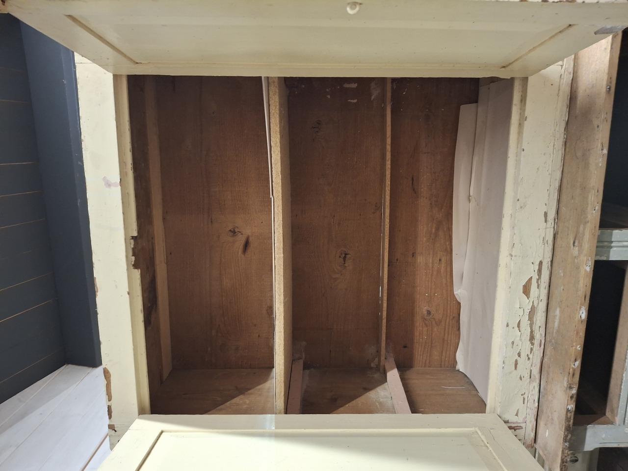 Witte brocante kast