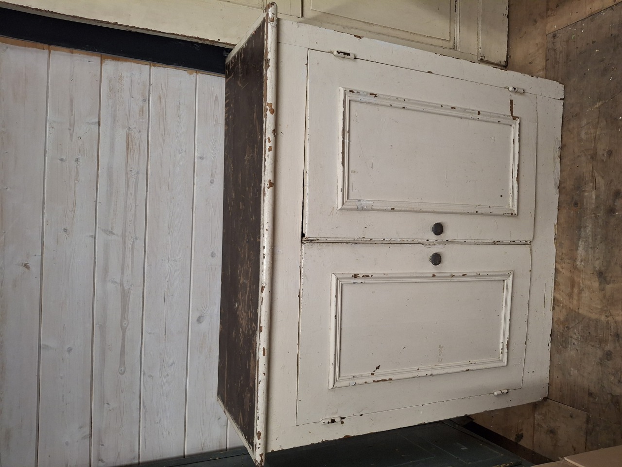 Oude witte kast