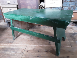 Oud groen houten bankje