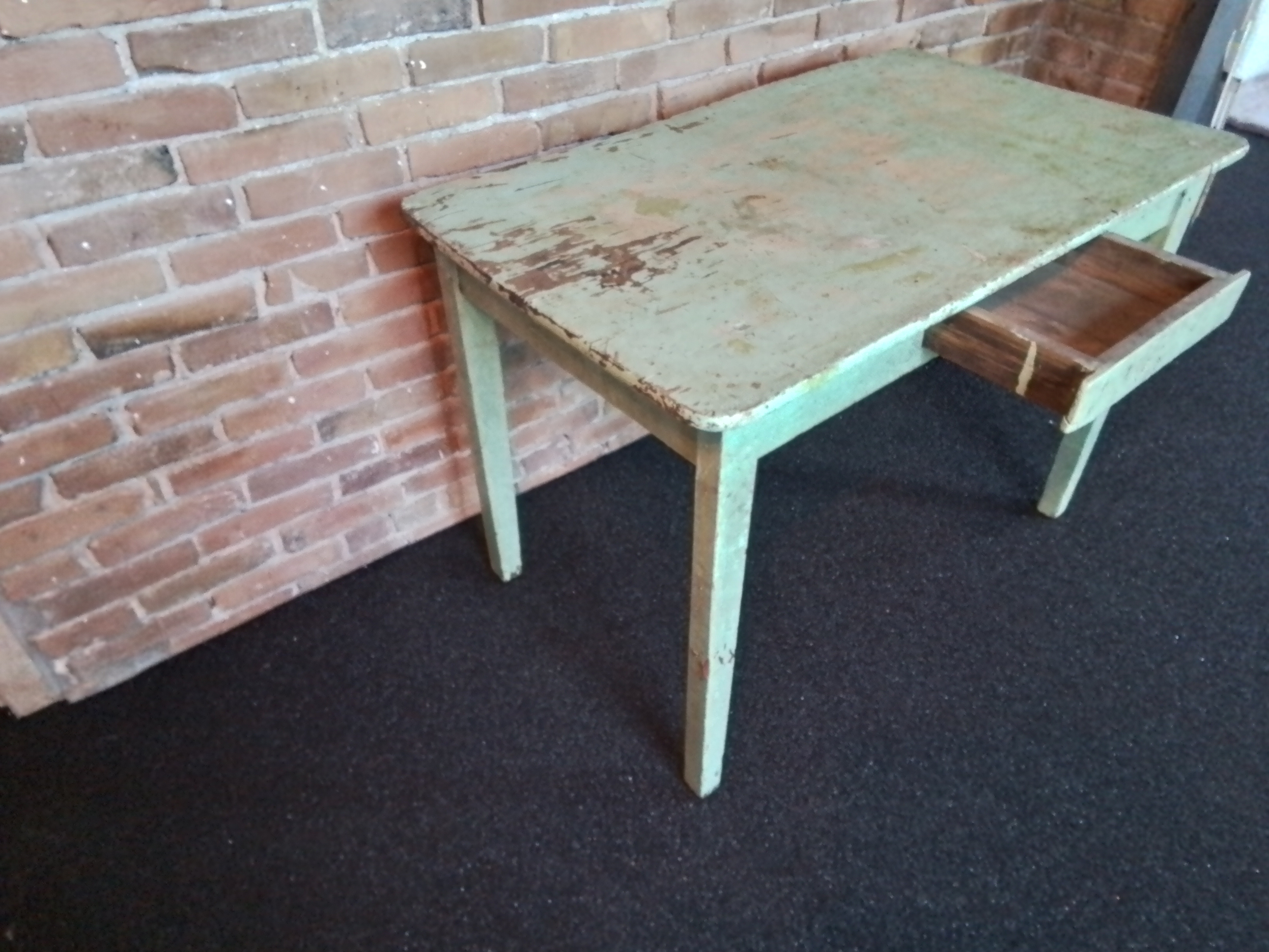 Oude groene eetkamertafel