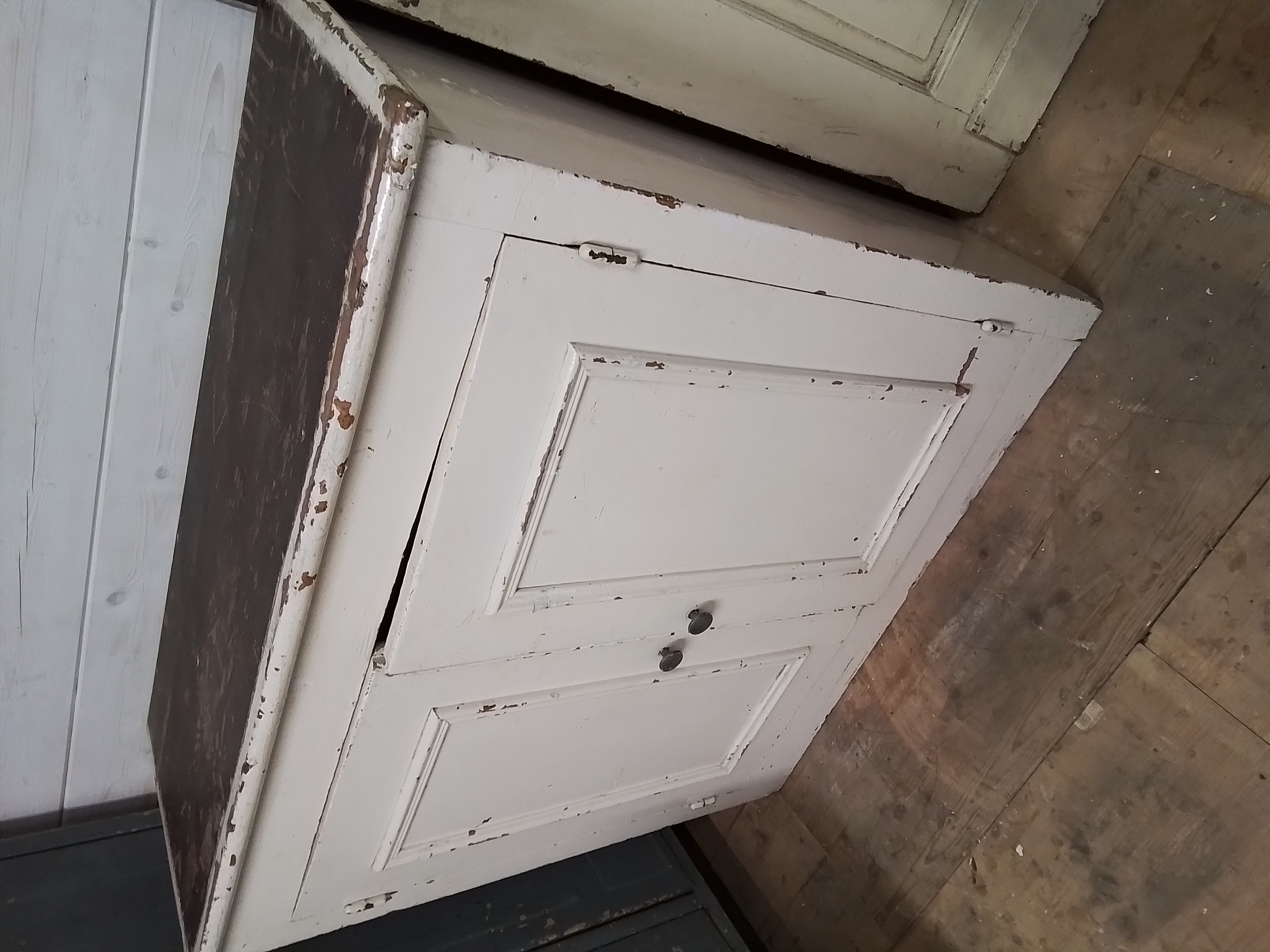 Oude witte kast