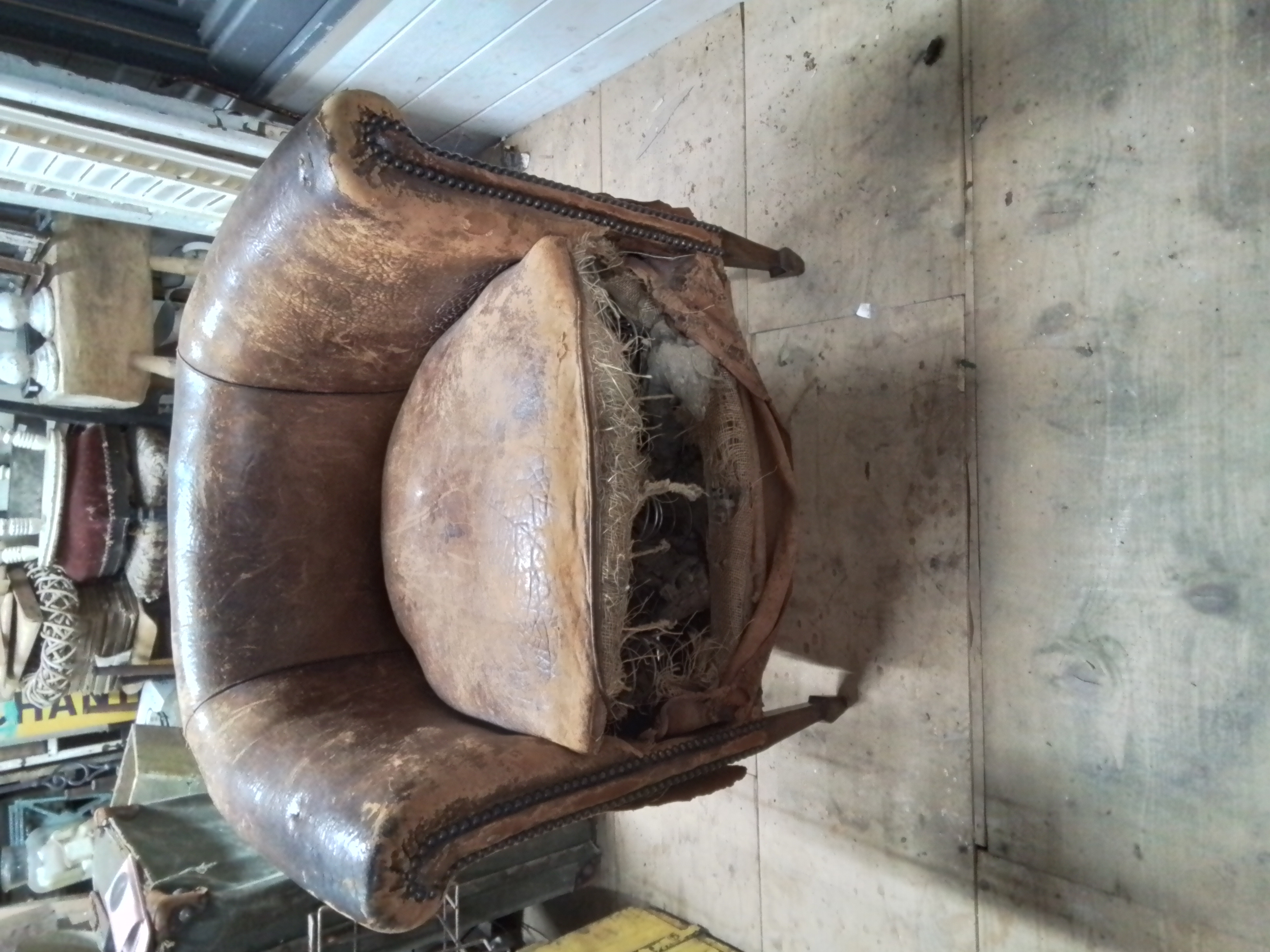 Oude schaapsleren fauteuil