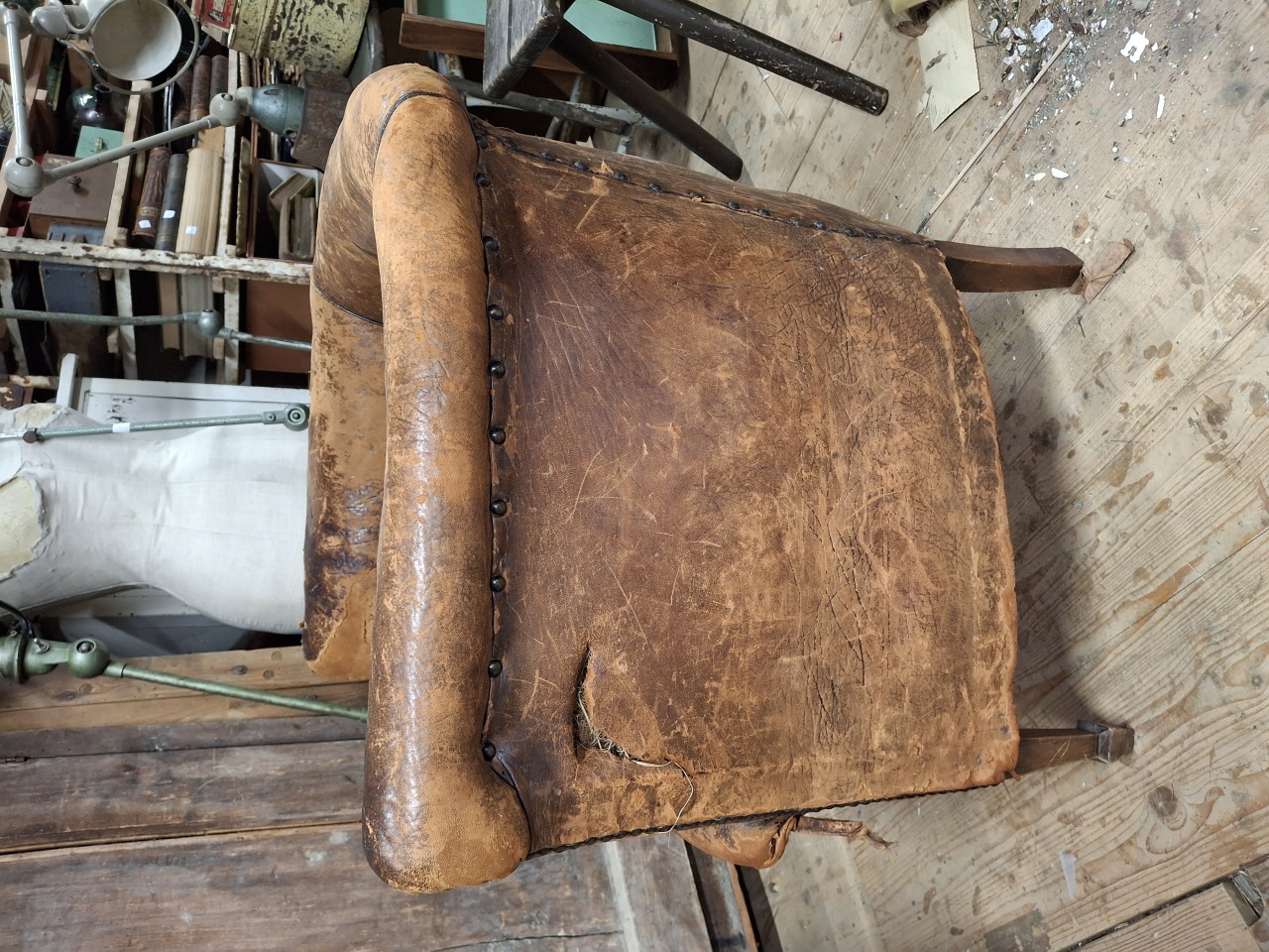 Oude schaapsleren fauteuil