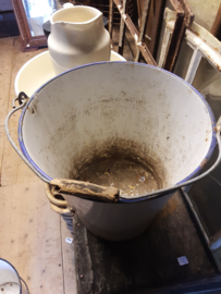 Emaille emmer wit, blauw met houten handvat