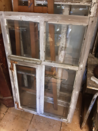 Oud houten raam
