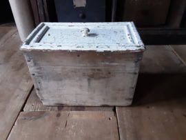 Oude witte brocante lade