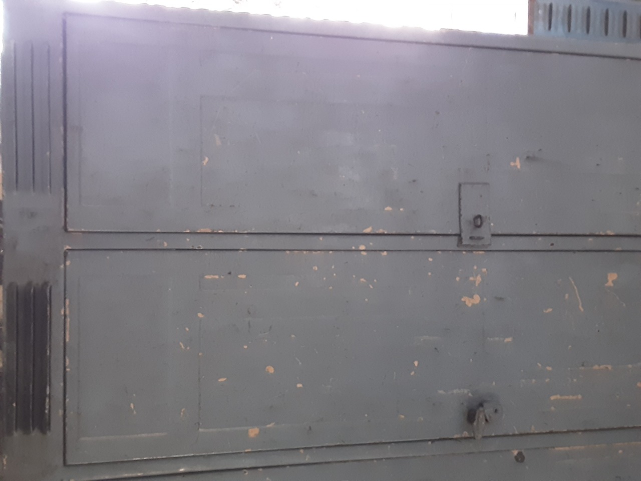 Oude grijze lockerkast