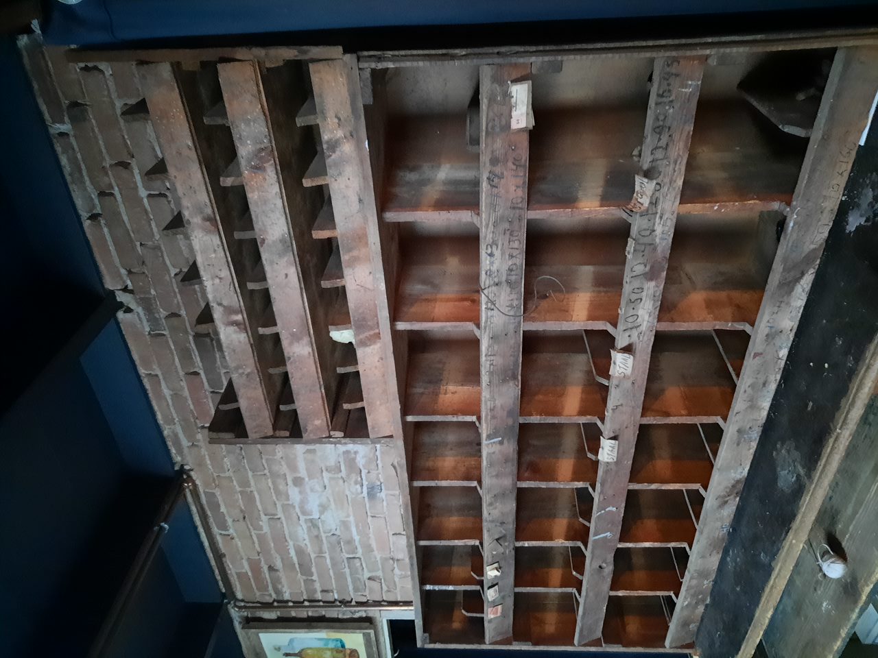Oude houten vakkenkast