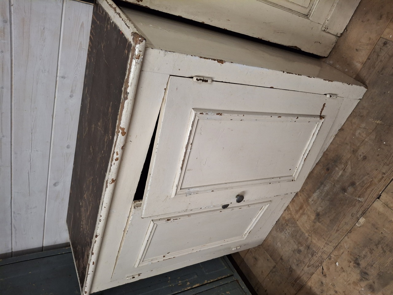 Oude witte kast