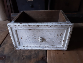 Oude witte brocante lade