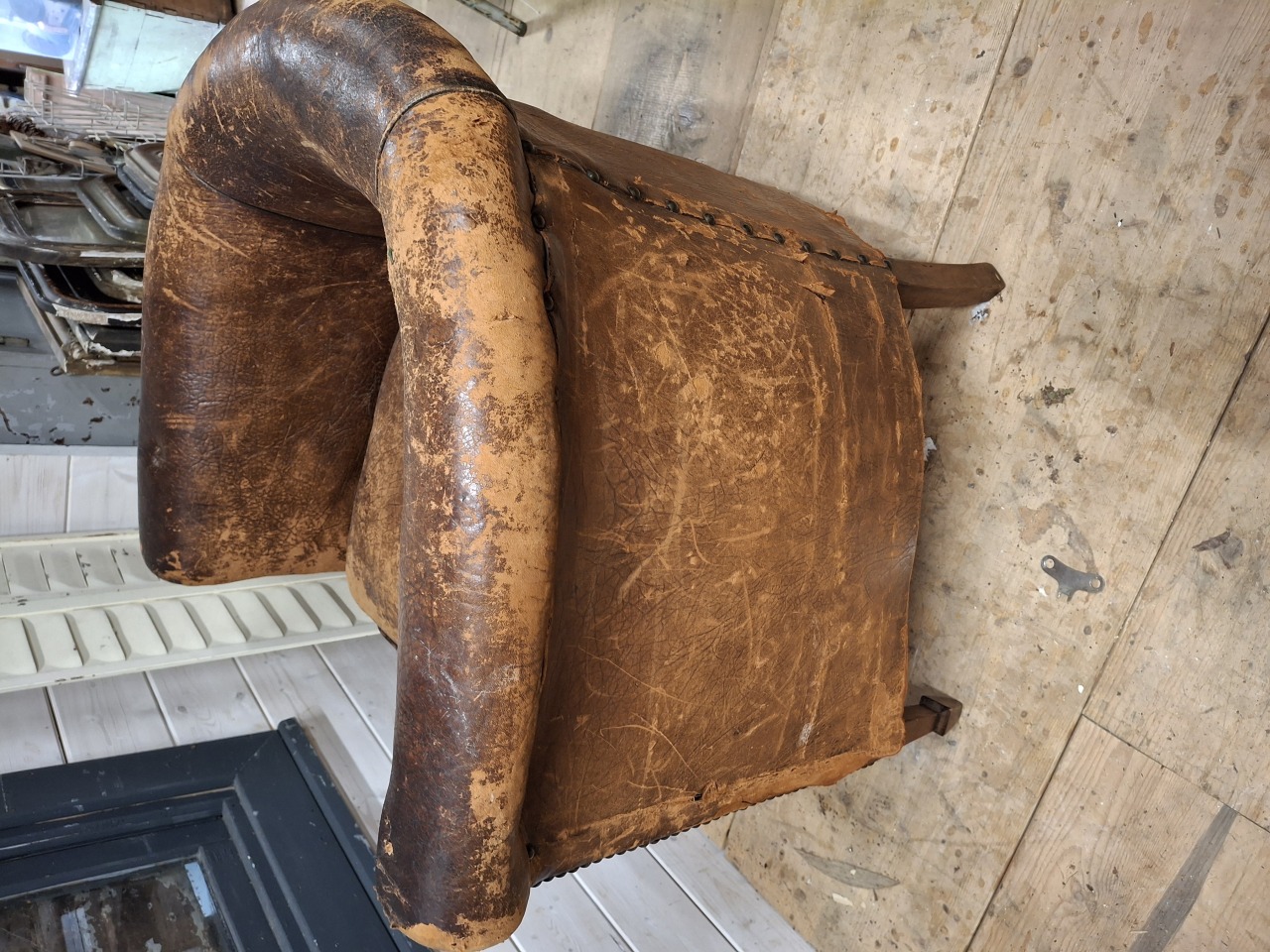 Oude schaapsleren fauteuil