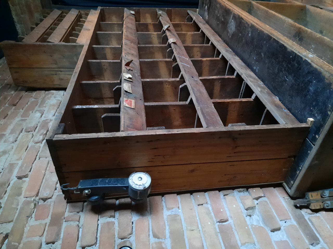 Oude houten vakkenkast