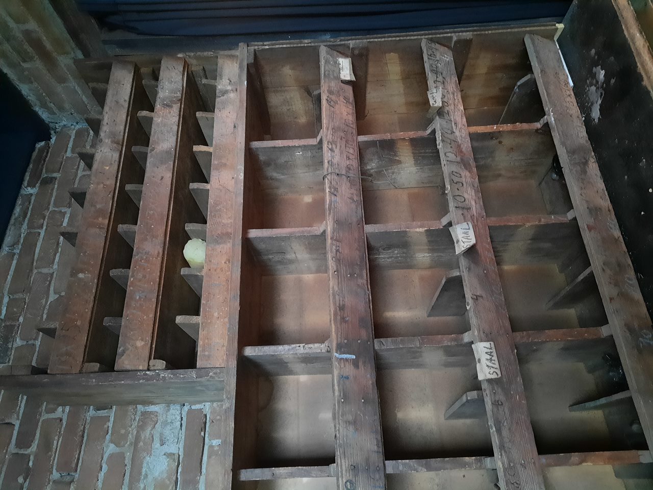 Oude houten vakkenkast