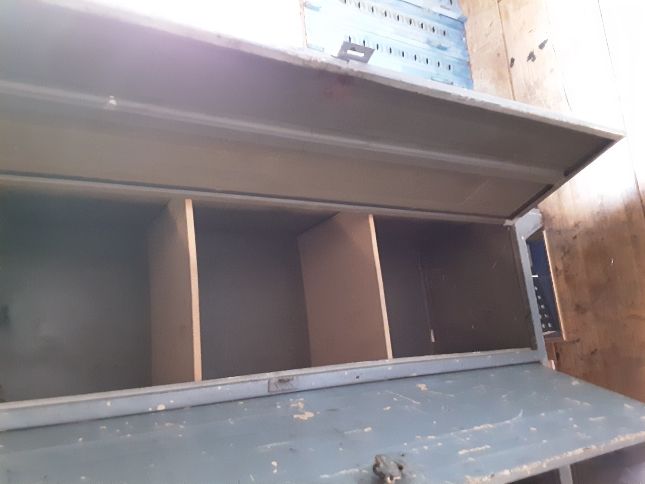 Oude grijze lockerkast