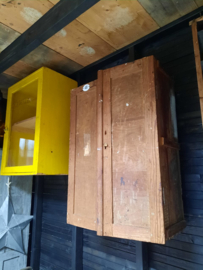 Houten wandkastje