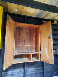Houten wandkastje