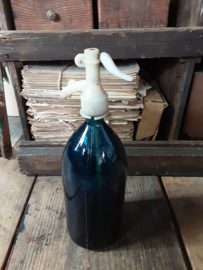 Oude blauwe spuitfles