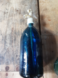 Oude blauwe spuitfles