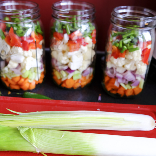 Cibo, pronto a mangiare, in bicchieri, imbottigliamento jar, canning jar  jar frutta, preservando la giara. Tagliate a fette di funghi champignon  Foto stock - Alamy