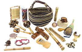 Multiculturele set met diverse muziekinstrumenten in mand