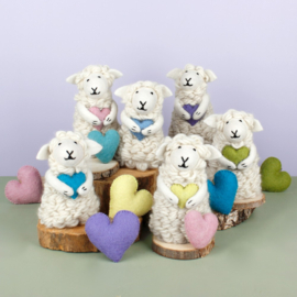 Set van 6 vilten schapen met hart in pasteltinten