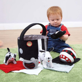 Zwart-wit zacht babyspeelgoed in mand, contrasterend