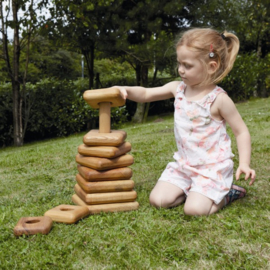 Reuze houten stapelpiramide vierkanten