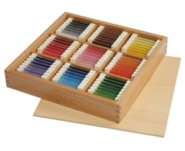 Kleuren plankjes in houten kist