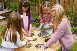 # Ronde outdoor zand-speeltafel gemaakt van dennenhout