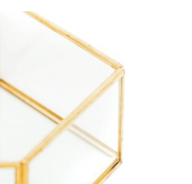 Housevitamin, Box van glas en messing