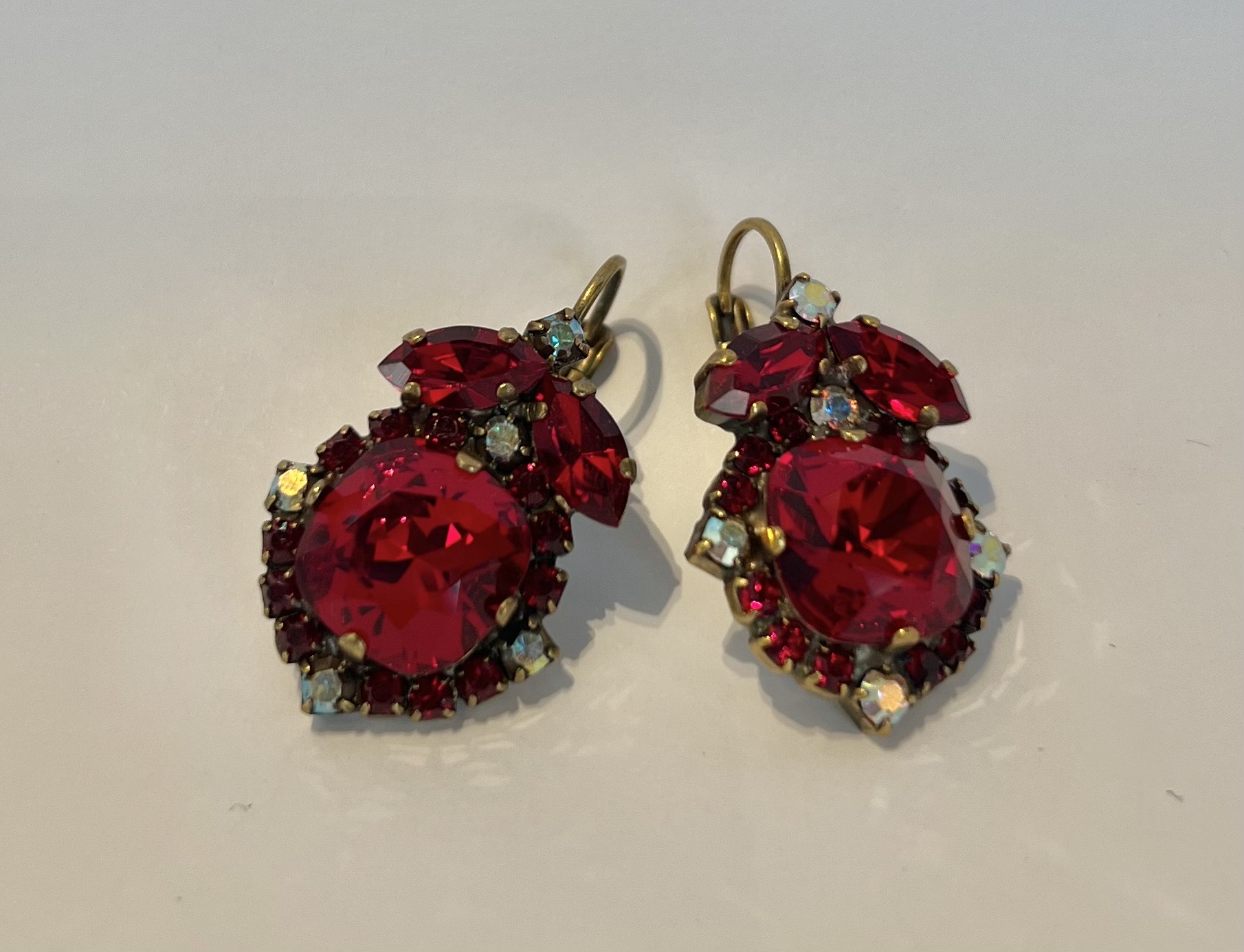 Oorhangers rood bloemvorm, Art wear Dimitriadis