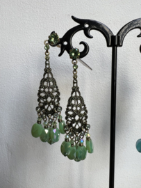 Oorstekers groen Daily Desire, Konplott