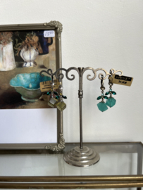 Oorhangers groen Daily Desire, Konplott