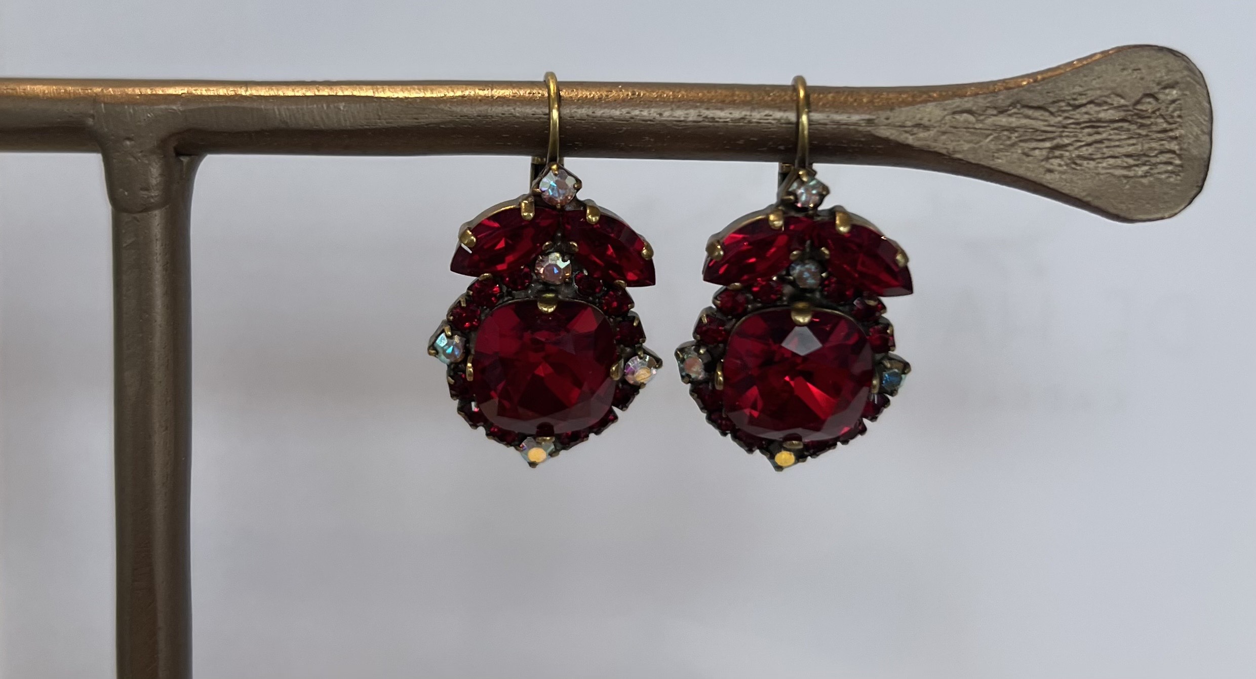 Oorhangers rood bloemvorm, Art wear Dimitriadis