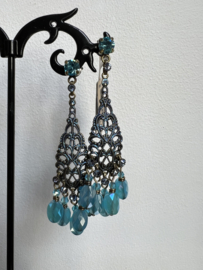 Oorstekers blauw Daily Desire, Konplott