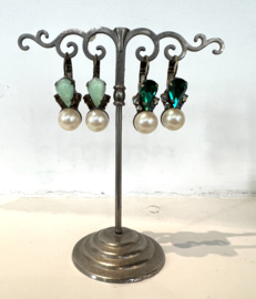 Oorhangers donker groen/parel,  Art Wear Dimitriadis