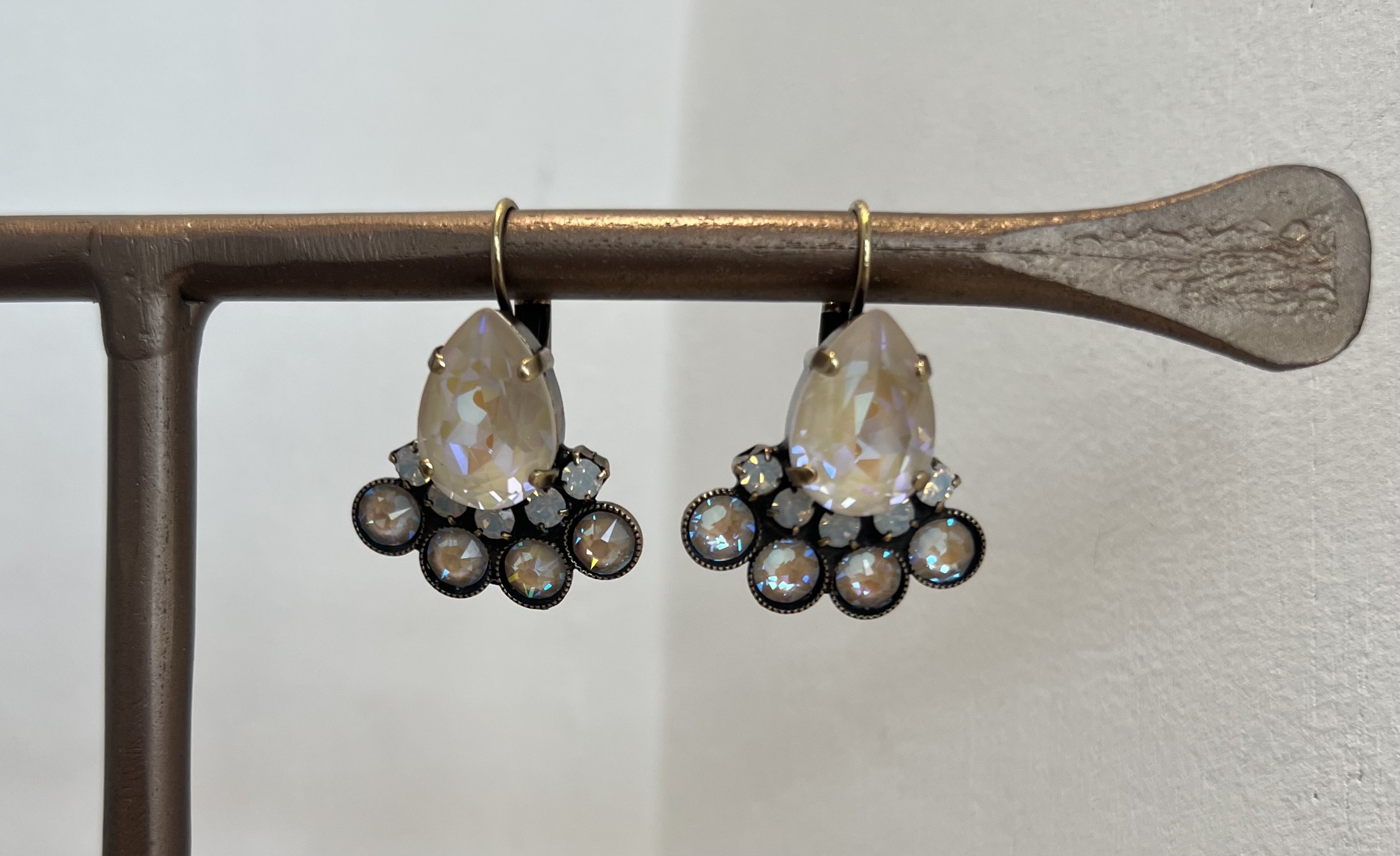 Oorhangers beige, Art wear Dimitriadis
