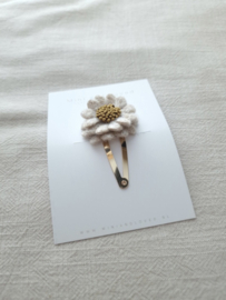 Beige Woolly Flower clip | groot