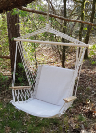 Hangstoel met armleuning van hout ➤ Creme