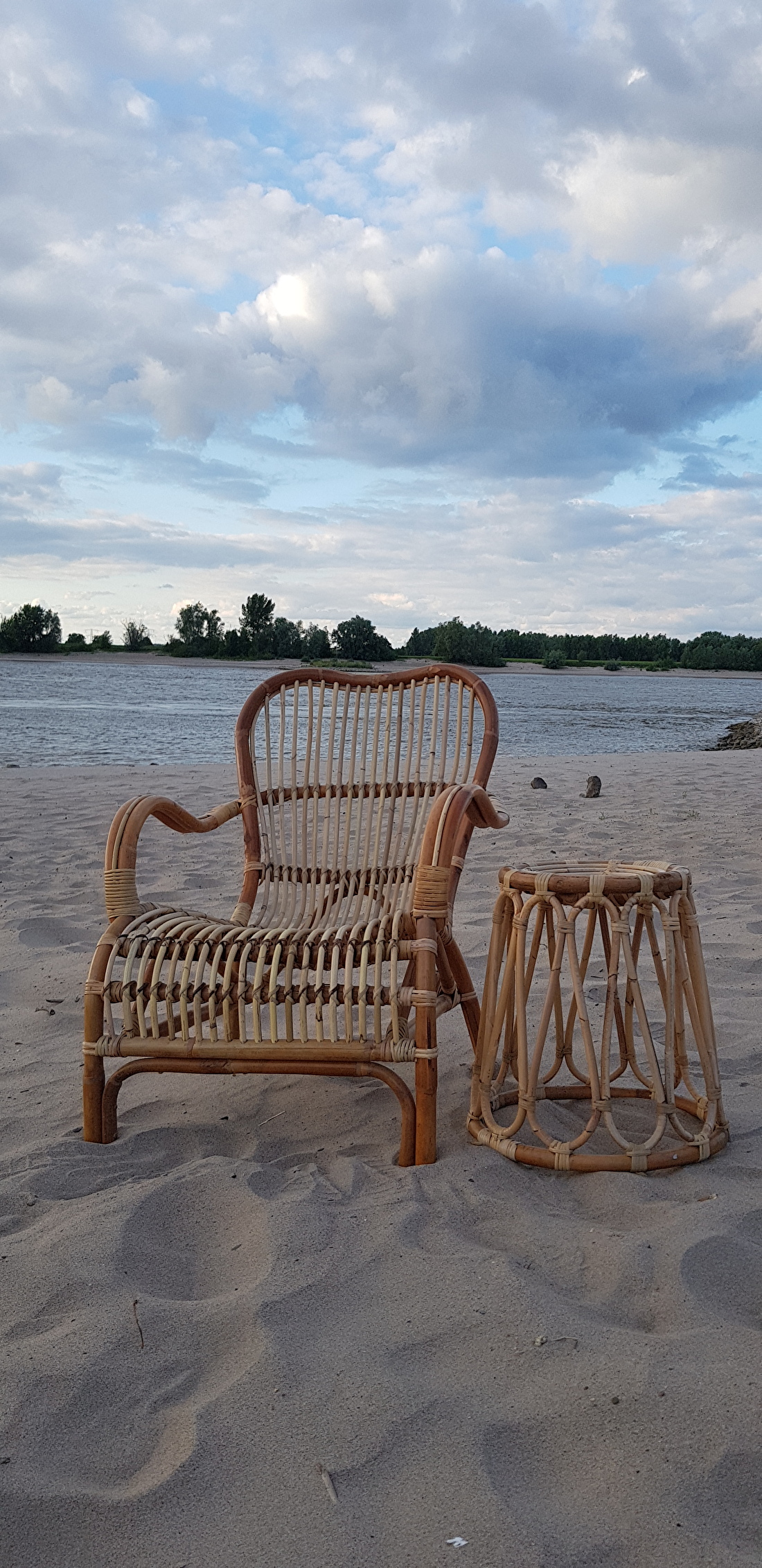 rotan relaxstoel loungestoel op het strand