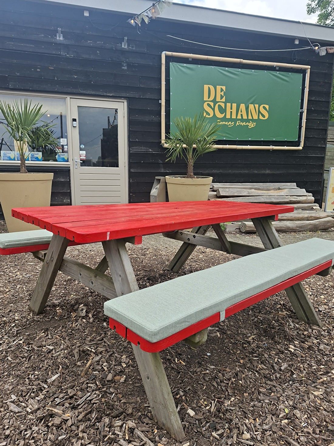 picknickbank kussens terras aan de maas