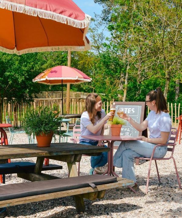 picknickbank kussens op terras restaurant