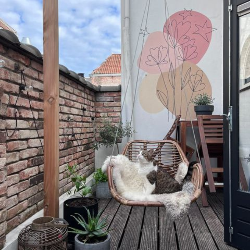 rotan hangende stoel op balkon