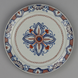 Plate with floral decoration