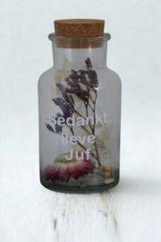 Fles met kurk en droogbloemen