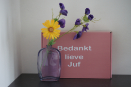 Wandvaas met zijdenbloemen juffen cadeaubox