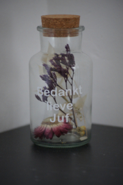 Fles met kurk en droogbloemen